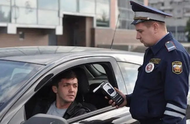 Работник ГИБДД может проверить автомобилиста на предмет алкогольного опьянения