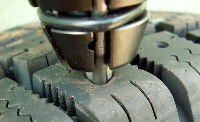 Процесс установки шипа в протектор шины