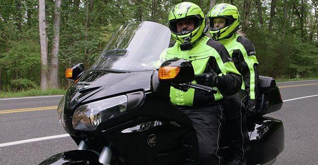 Шлем защищает голову мотоциклиста