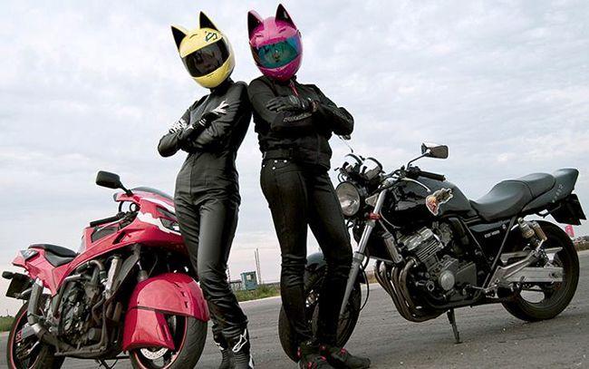 Мотошлем с ушками преображает мотоциклистку в женщину-кошку