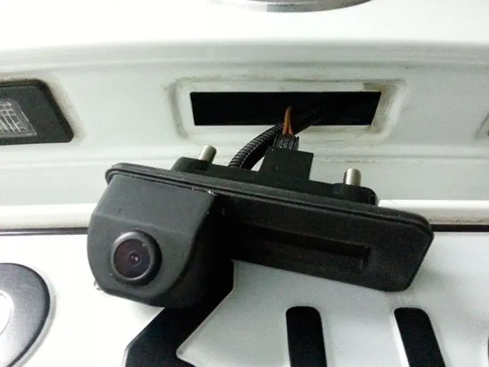 Камера заднего вида, устанавливаемая вместо фонаря подсветки номерного знака автомобиля
