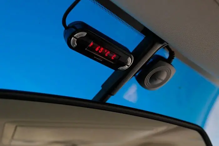 Дисплей и звуковой оповещатель разнесенного радар-детектора установленные внутри салона автомобиля