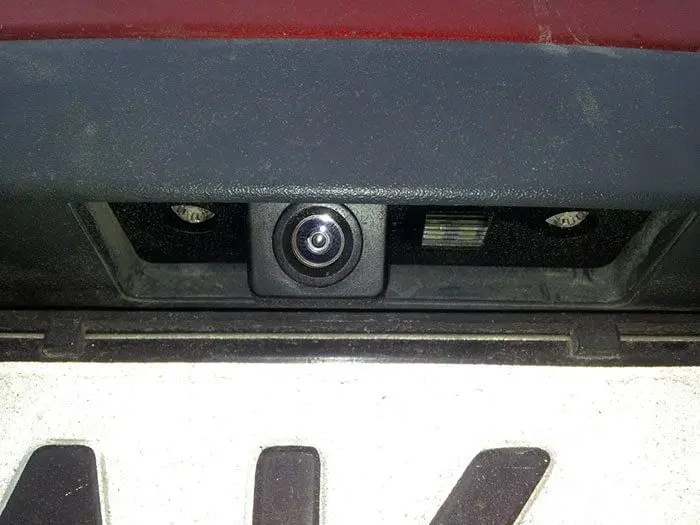Камера заднего вида, установленная на штатное место плафона освещения номерного знака