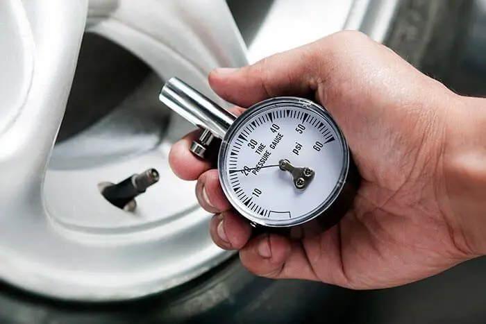 Среднее давление в шинах у большинства автомобилей равно 2 psi