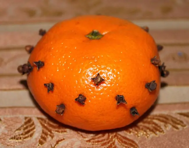 Изготовление освежителя из апельсина