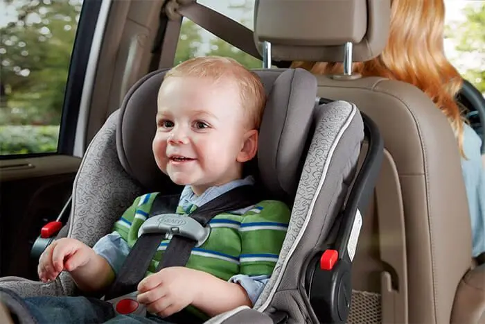 Детей младшего возраста безопаснее перевозить на заднем сиденье