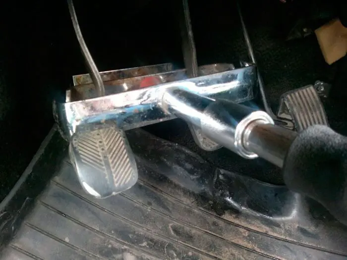 Пример установки замка педалей в автомобиле